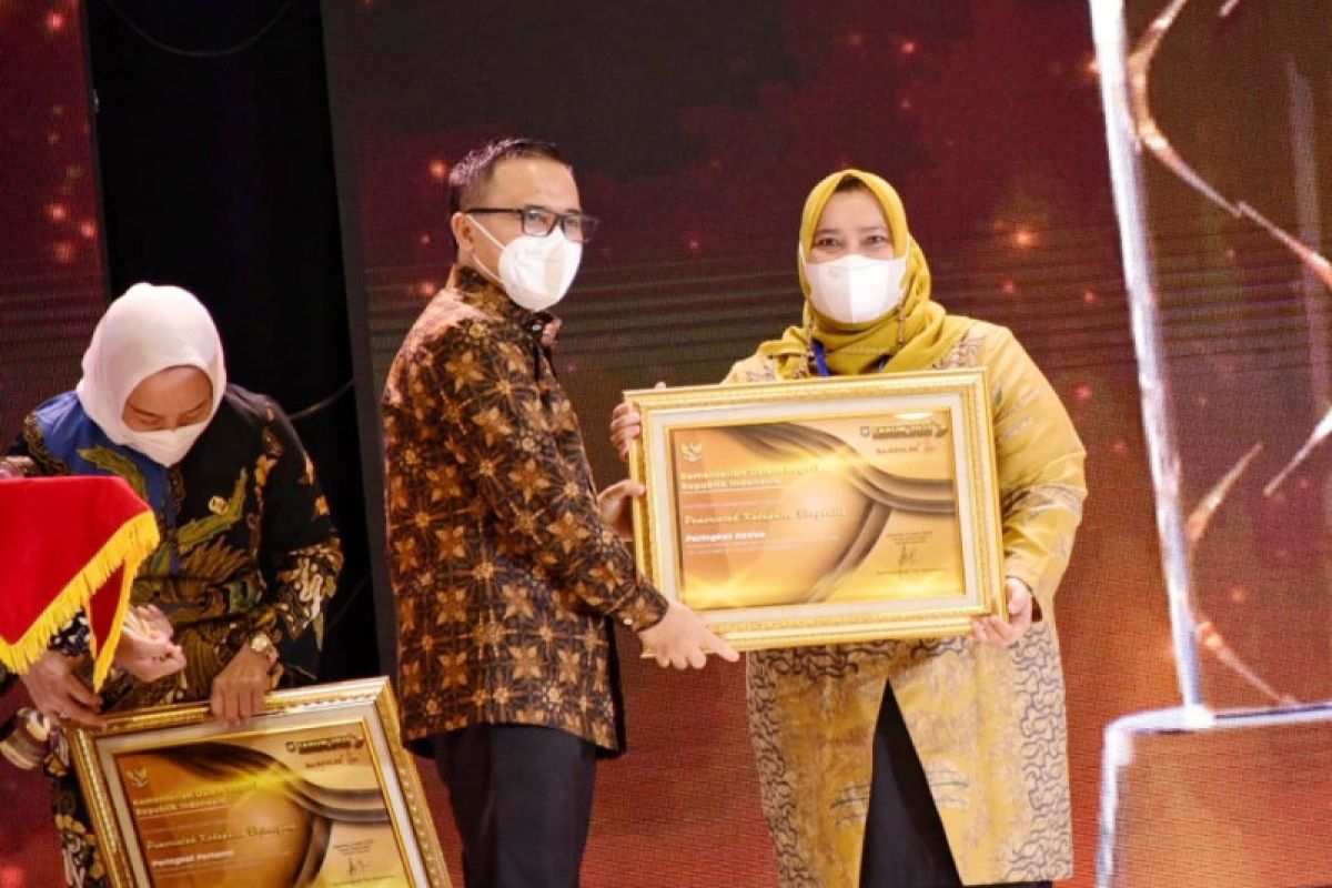 Peringkat dua realisasi pendapatan daerah, Bupati Bengkais terima penghargaan dari Mendagri