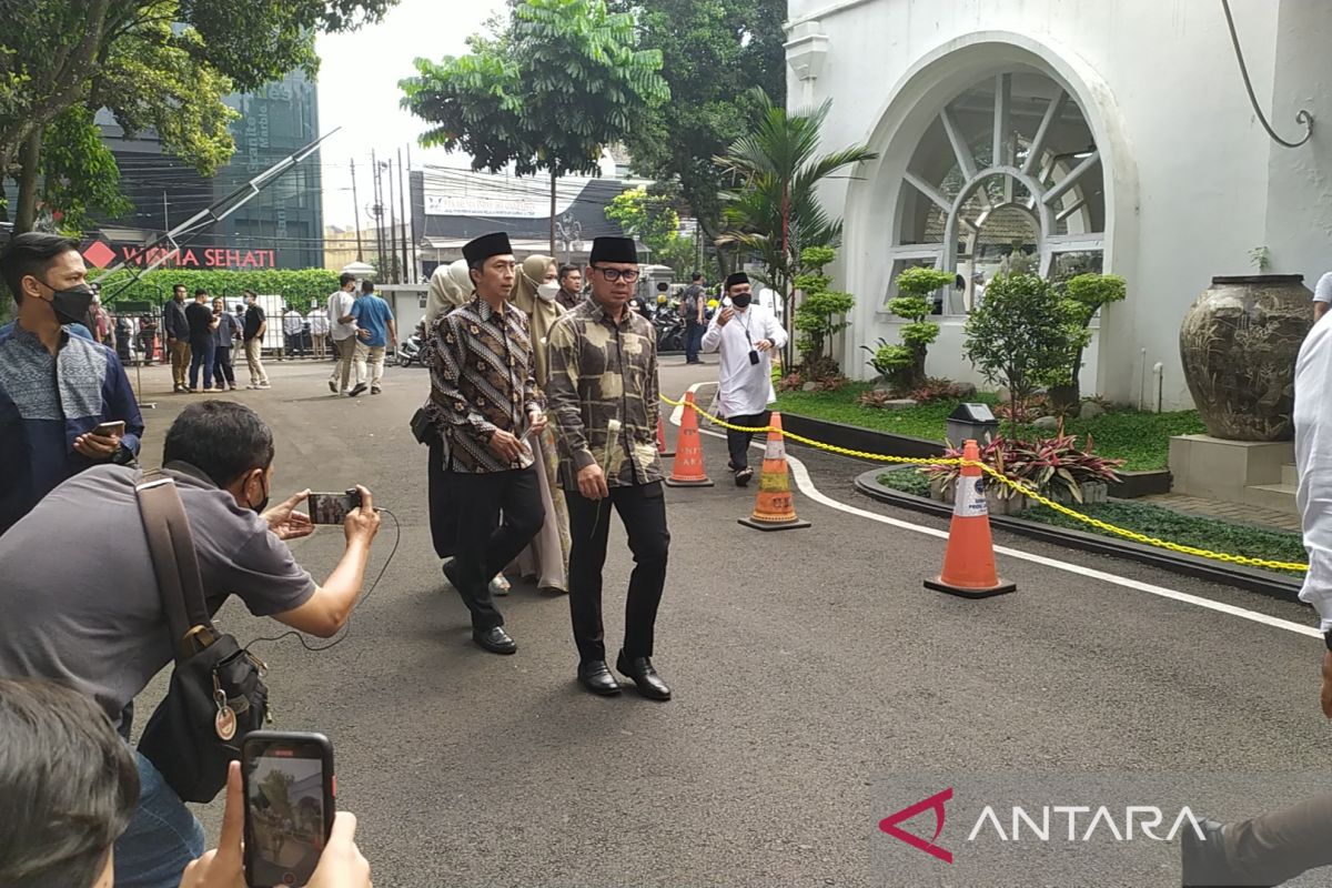 Sejumlah pejabat takziah di rumah dinas Ridwan Kamil