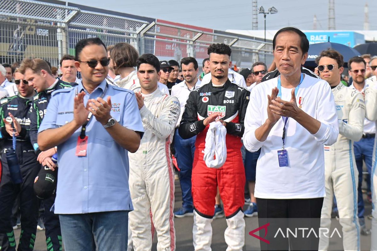 Presiden Joko Widodo serahkan trofi kepada juara Jakarta E-Prix 2022