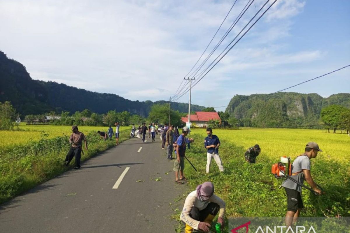 Masyarakat Maros dan Pangkep aksi bersih-bersih di Geosite Pattunuang