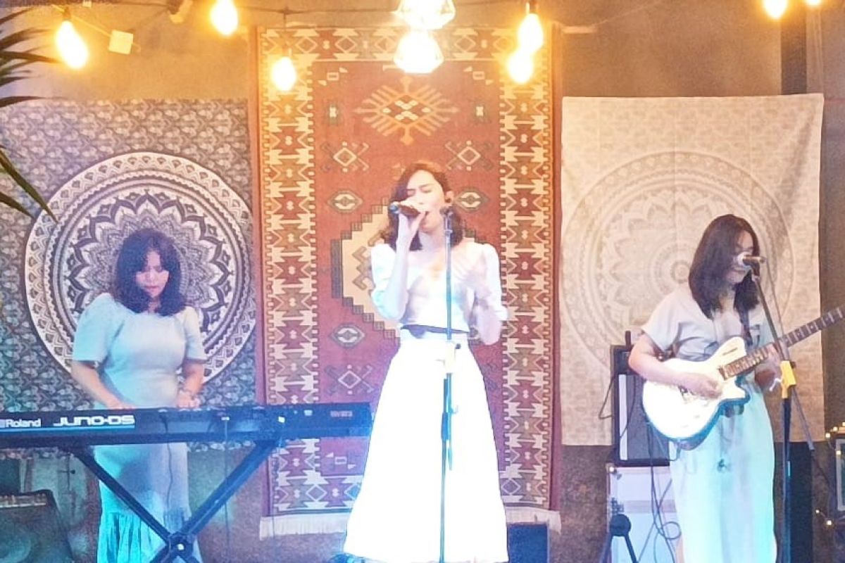 Grup band perempuan "ISVARA" menggelar showcase perdana bertajuk "Kelana"