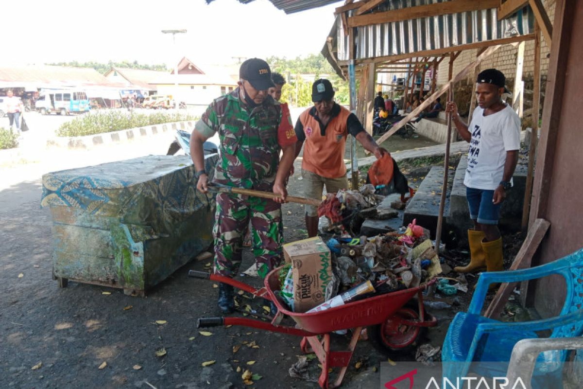 Koramil 1708-01 bersama pemuda membersihkan pasar Darfuar