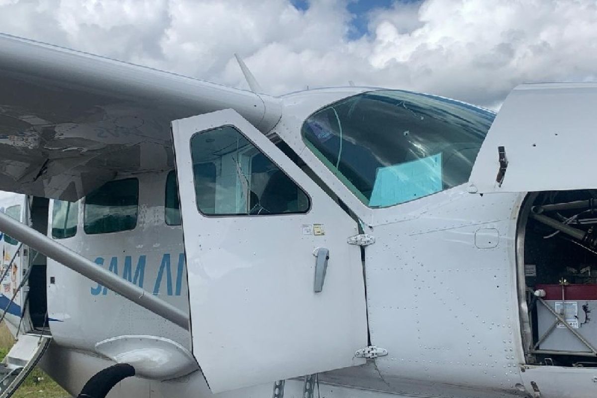 Pesawat Sam Air ditembak KKB di Bandara Kenyam Papua