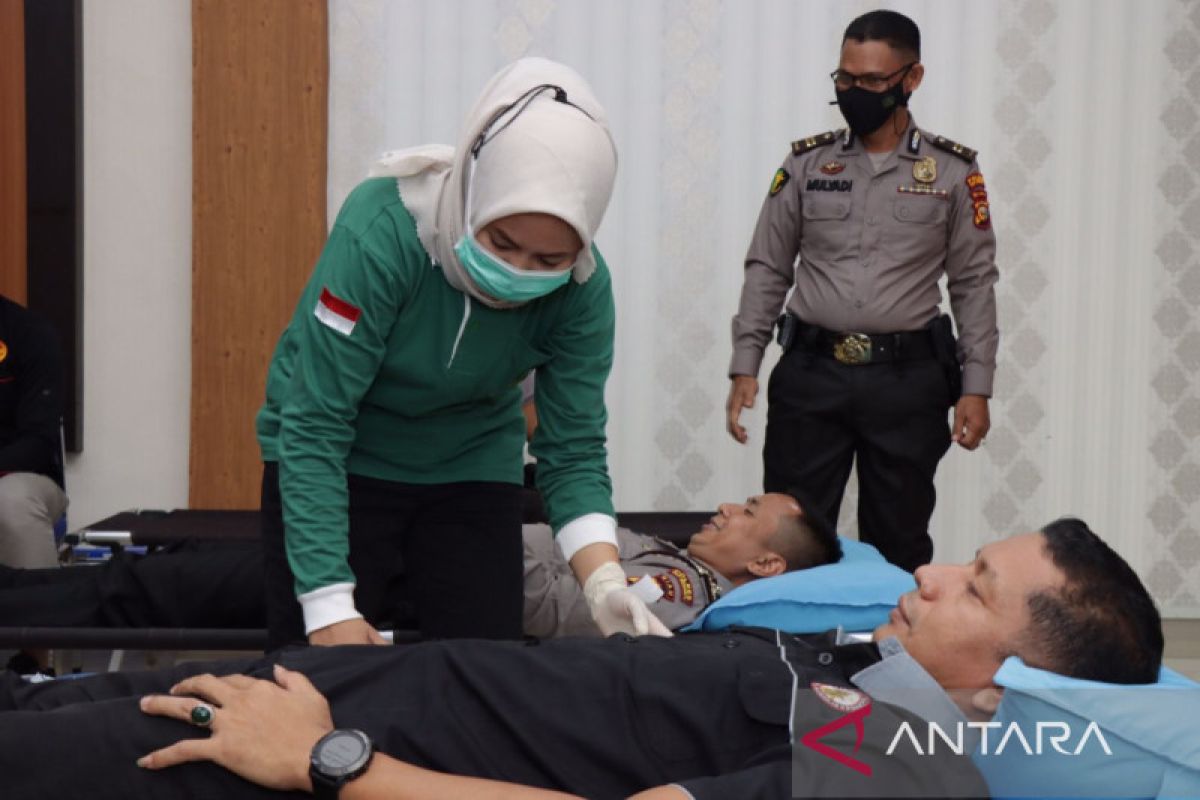 Ratusan personel Polres Meranti donorkan darah dalam peringatan Hari Bhayangkara