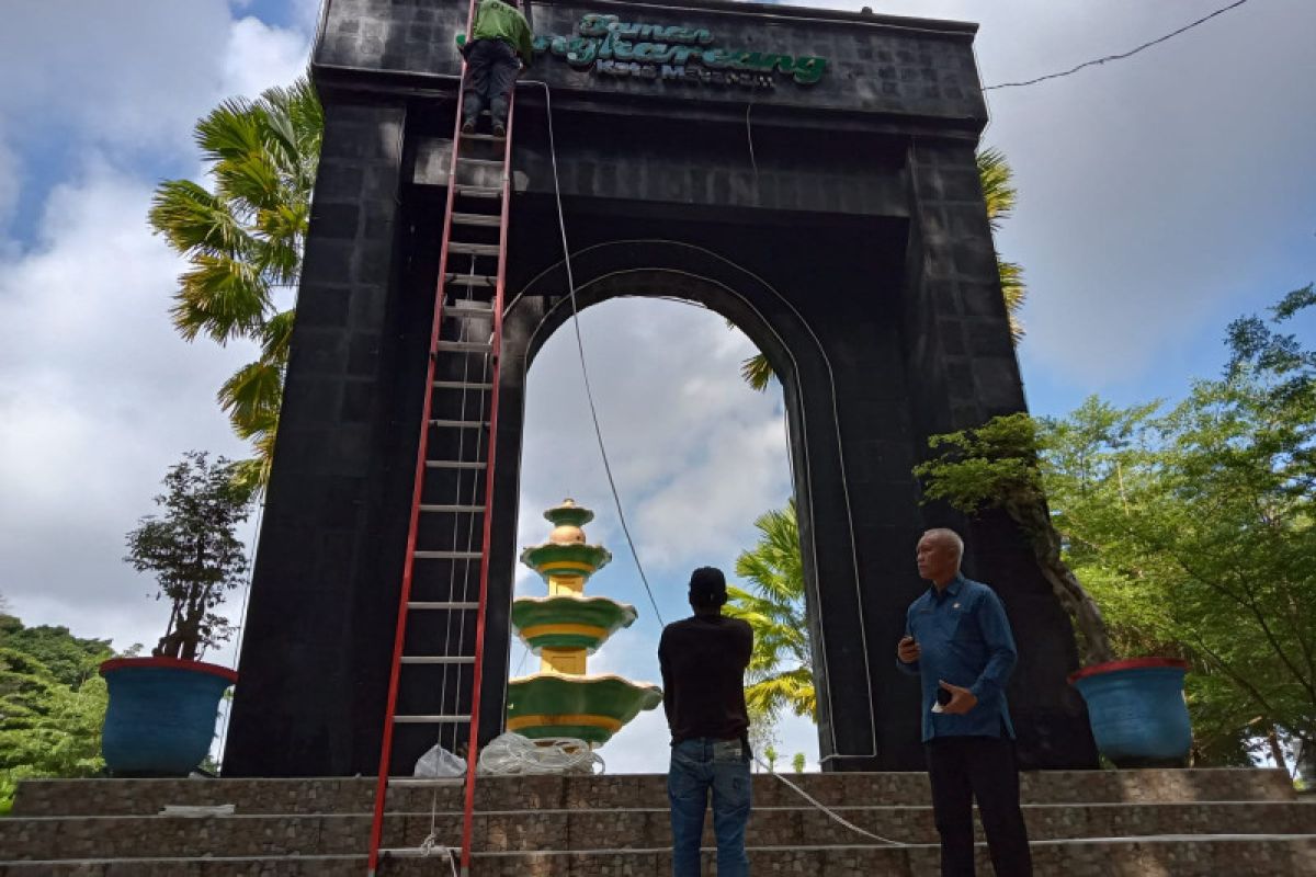 Pemkot Mataram tata  gapura Taman Sangkareang