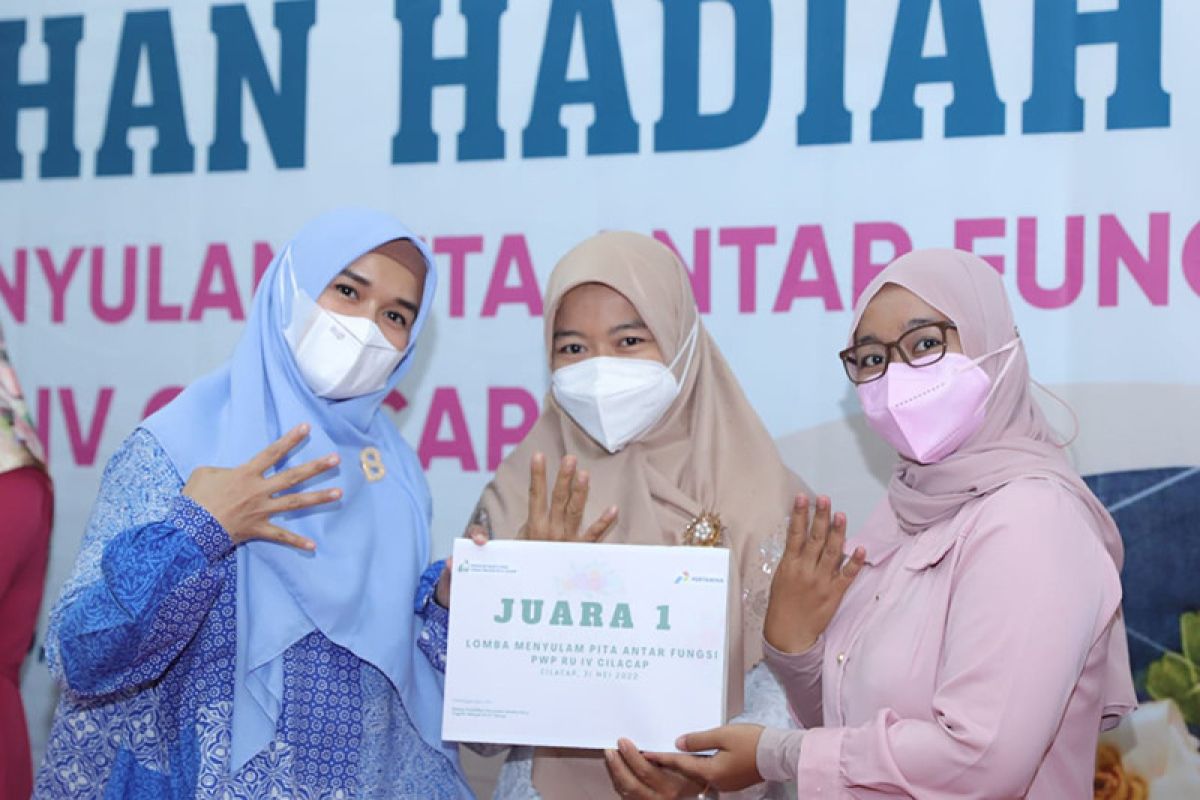 Anggota PWP Cilacap unjuk kreativitas melalui lomba menyulam pita