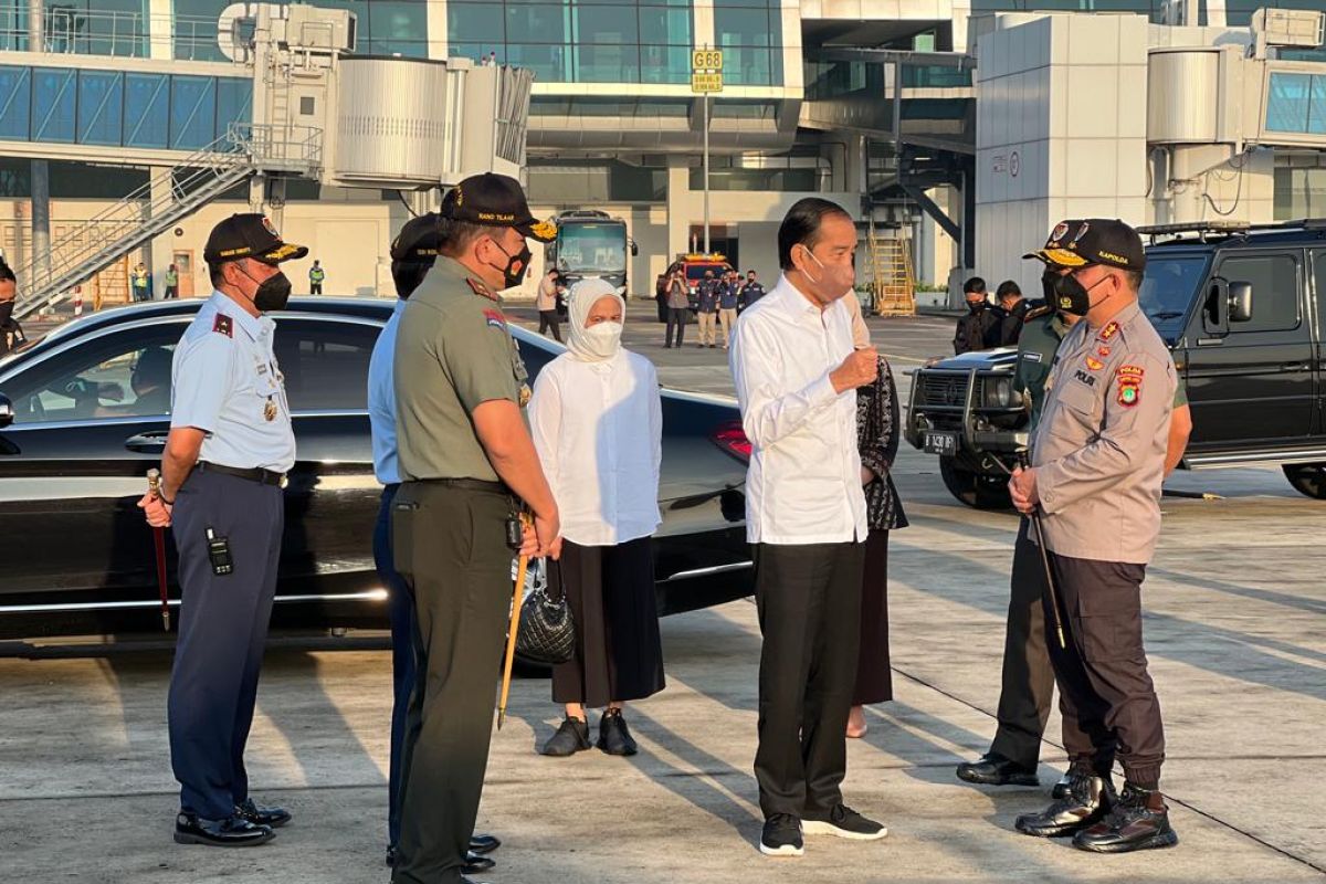 Presiden didampingi Ibu Negara tinjau industri baterai listrik di Batang