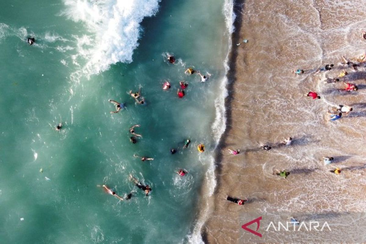 Warga Palestina akhirnya bisa menikmati berenang di pantai bersih