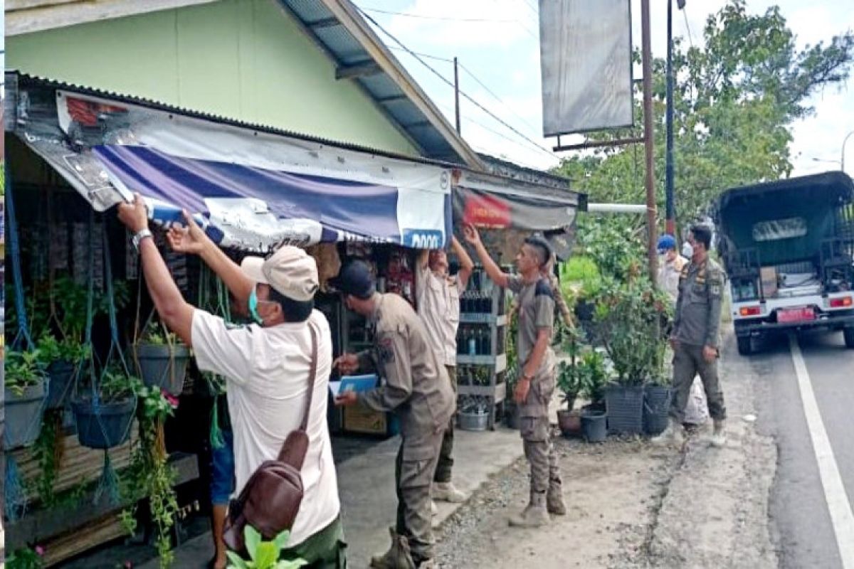 Satpol PP Kapuas tertibkan reklame rokok demi Kota Layak Anak