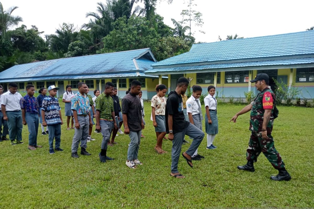 Koramil 1708-04 beri pelatihan baris berbaris bagi siswa SMAN 1 Korido