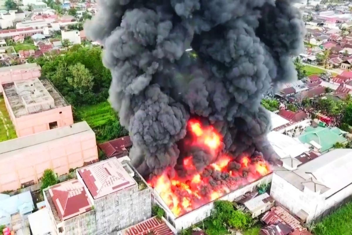 Kebakaran gudang besar di Sampit membuat warga panik