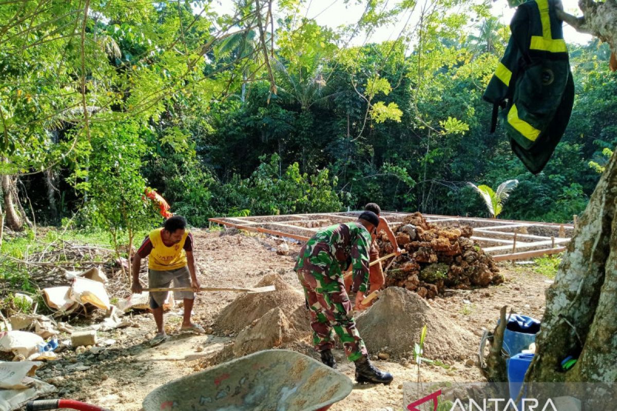 Koramil Biak Utara beri semangat warga buat pondasi puskesmas