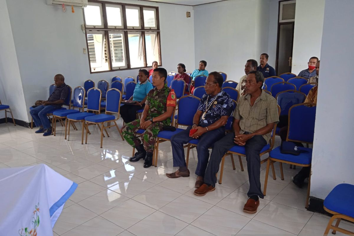 Babinsa hadiri pemberian SK Kepala Kampung Samau