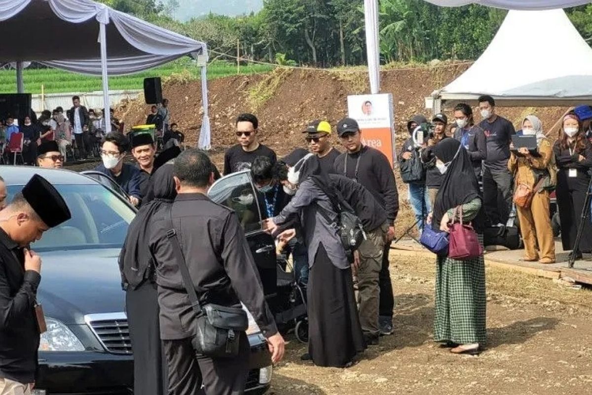 Ribuan siswa menyambut jenazah Eril, putra sulung Ridwan Kamill