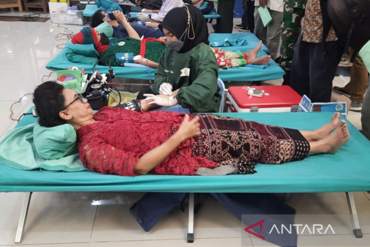 Puluhan ibu berkebaya ikuti donor darah di Solo