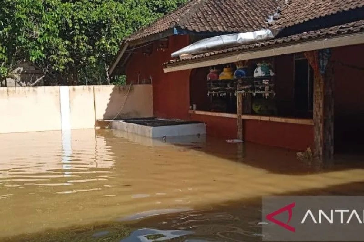 Dinas Damkar OKU kerahkan tiga unit mobil tangki sedot banjir