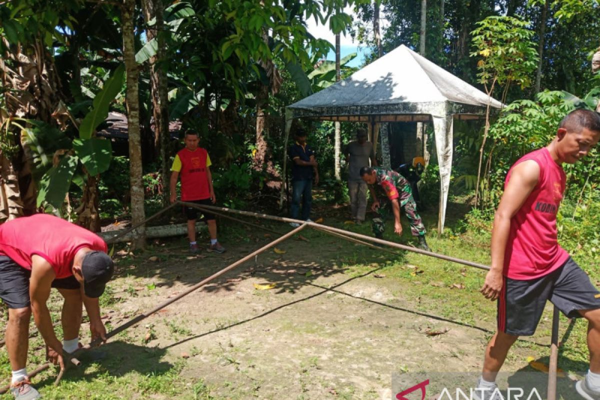 Wadanramil Biak Kota bantu warga dirikan tenda di rumah duka