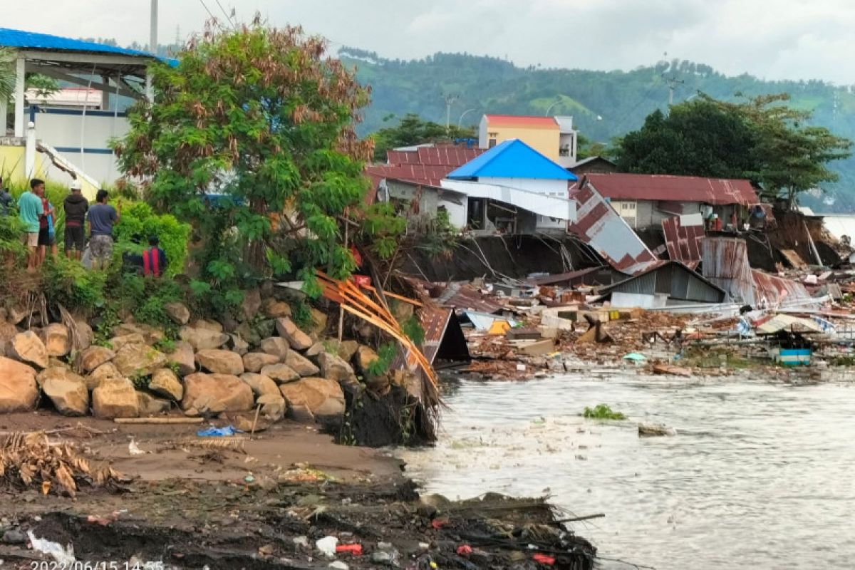 Abrasi pantai di Amurang robohkan 15 rumah dan jembatan