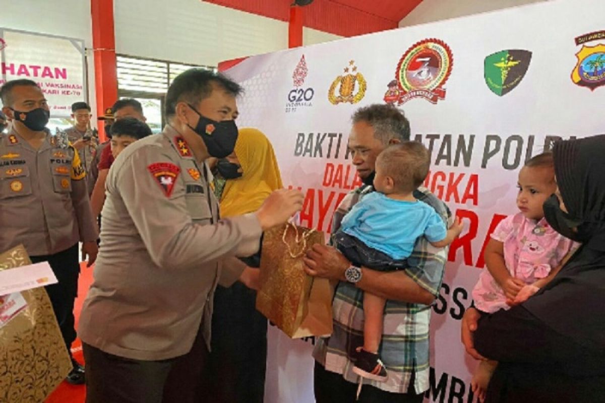 Kapolda Sulut meninjau Bakti Kesehatan Polri di Aspol Pinokalan Bitung.