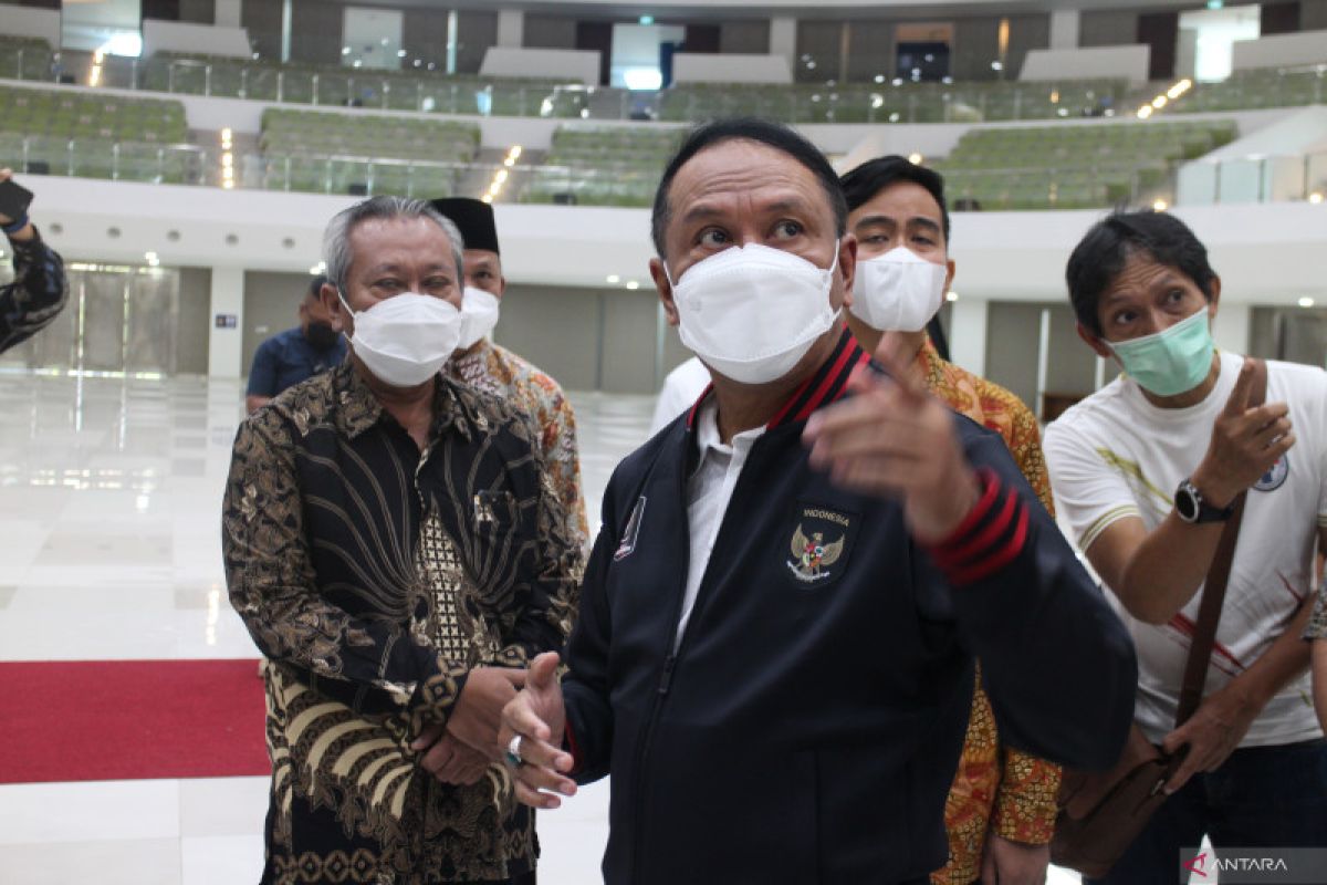 Menpora tinjau arena bulu tangkis persiapan APG 2022