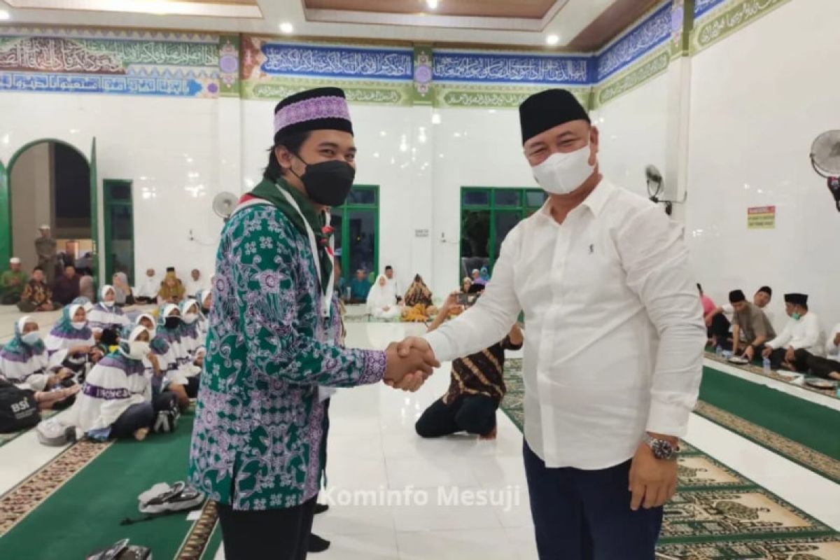 Sekda Mesuji lepas 50 jamaah calon haji tahun 2022