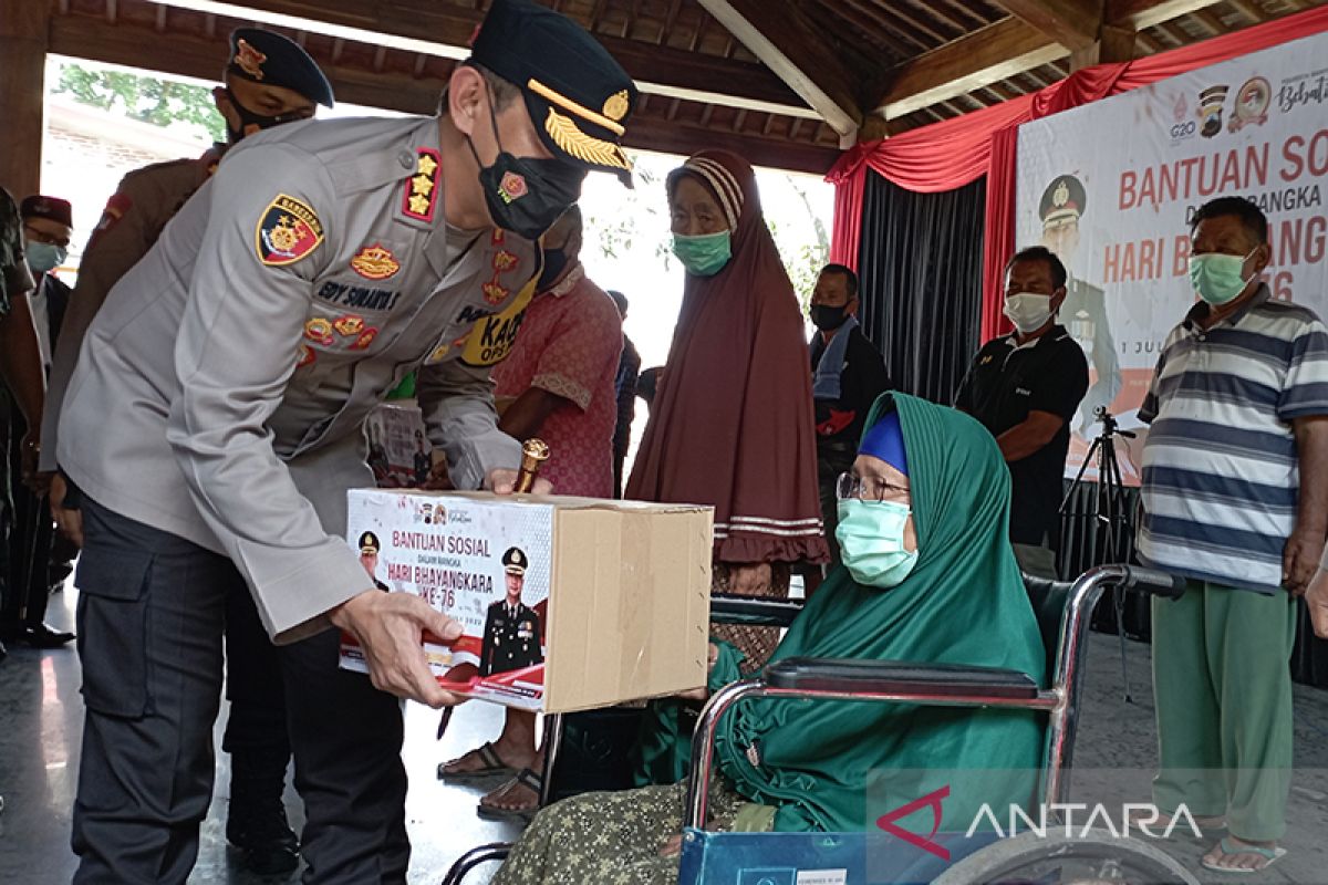 Polresta Banyumas salurkan bantuan sembako pada masyarakat