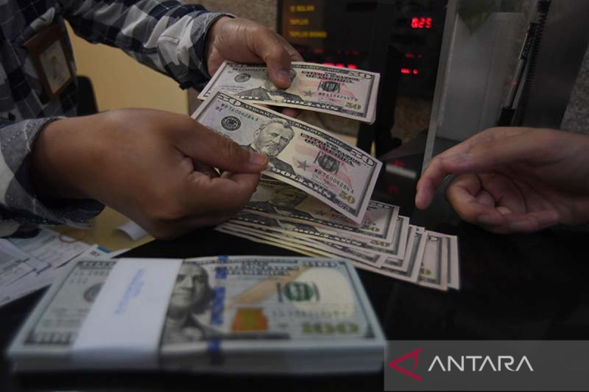 Rupiah menguat dibayangi sentimen kenaikan suku bunga Fed