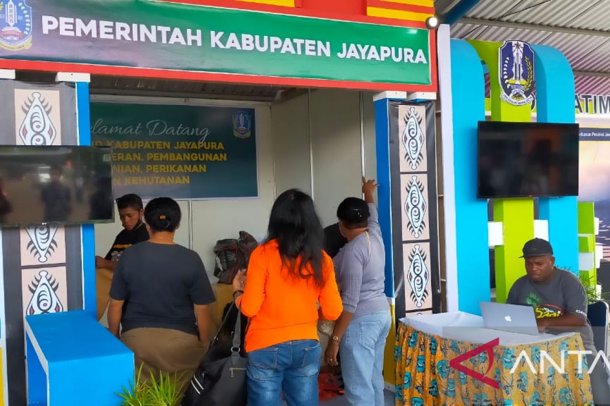 Pengunjung pameran di Maros padati stan produk lokal Pemkab Jayapura