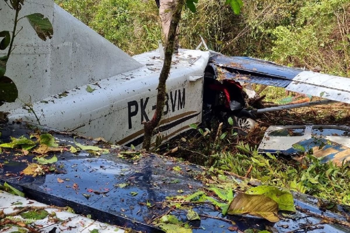 Lanud YKU bersama Susi Air serahkan bantuan untuk masyarakat Duma