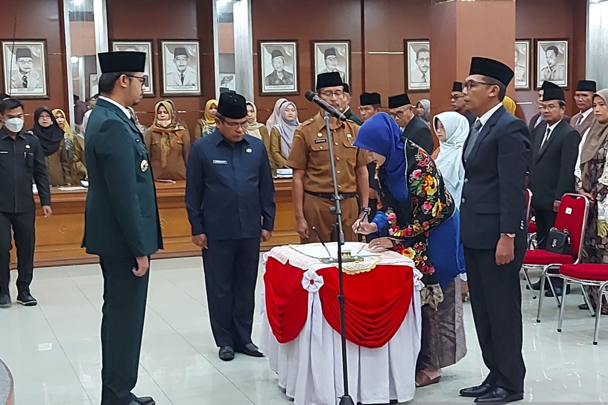 Mutasi 49 pejabat, Wako Bukittinggi minta percepatan pembangunan