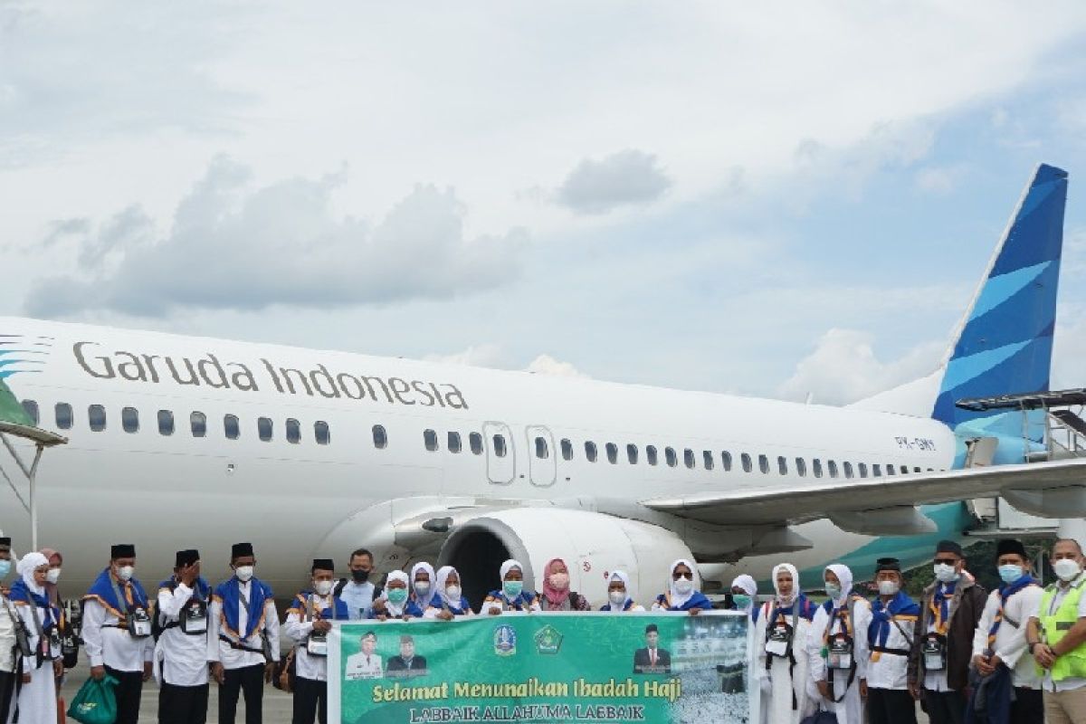 Sebanyak 153 calon haji asal Papua berangkat menuju embarkasi Makassar