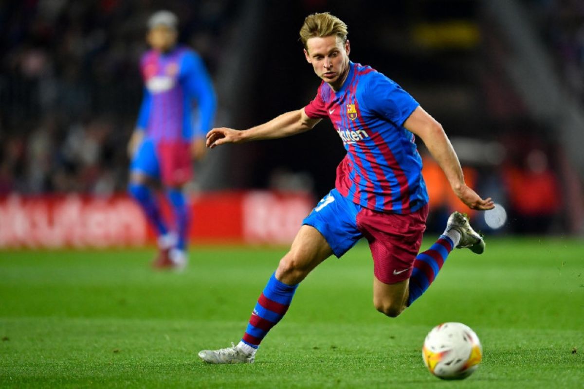 Frenkie de Jong bantah hengkang ke MU