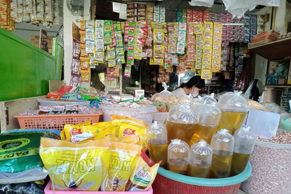 Harga minyak goreng curah di Pasar Karang Tapen masih stabil