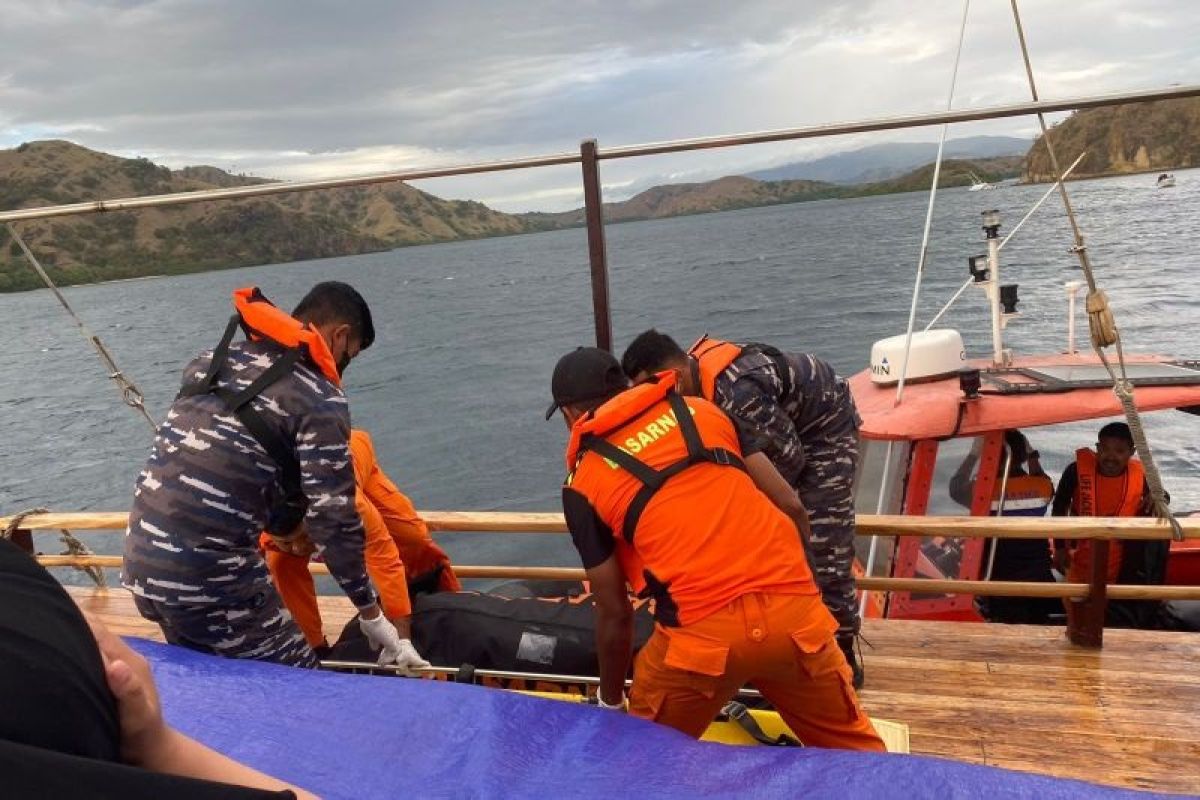 Sebuah kapal wisata dengan delapan penumpang tenggelam di Labuan Bajo