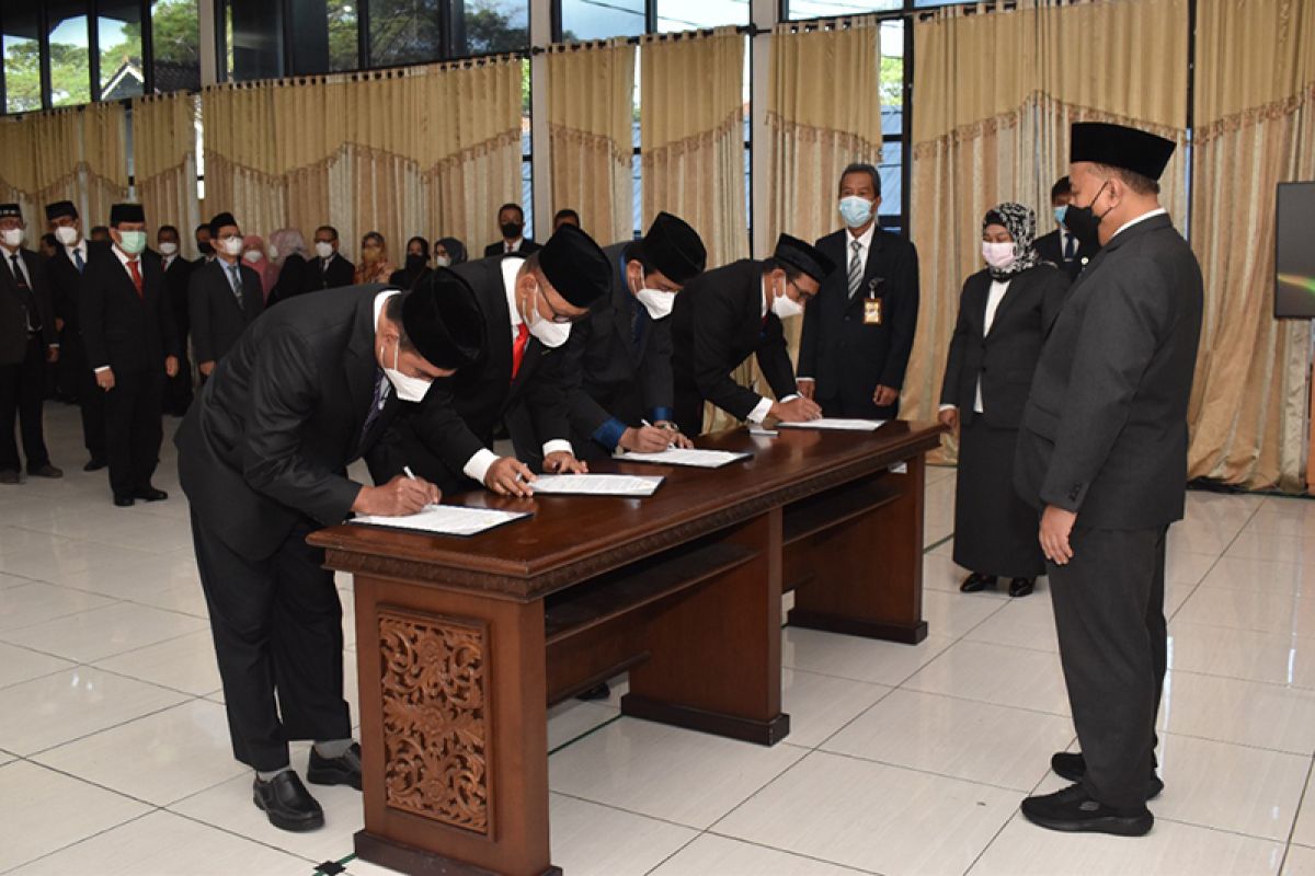 Rektor lantik sejumlah pejabat di lingkungan Unsoed Purwokerto