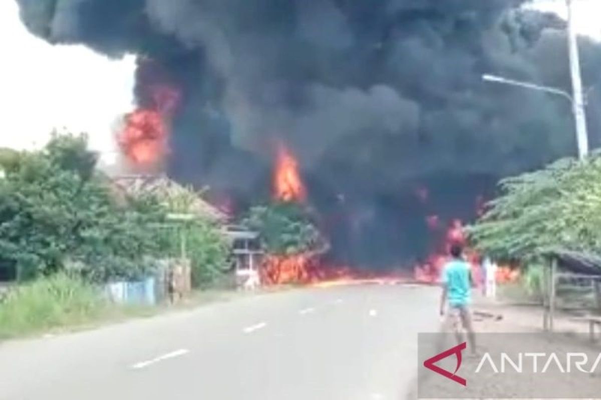 Sebuah mobil pengangkut BBM tabrak tiga rumah warga di Muba