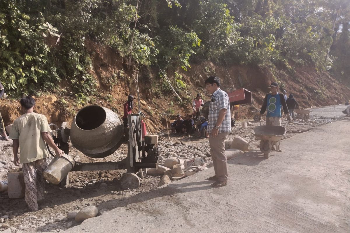 Warga di Pasaman Barat pakai dana pribadi untuk bangun jalan