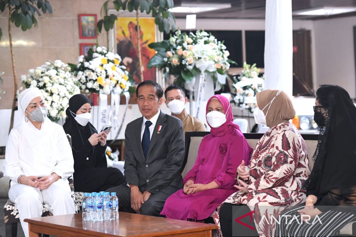 Presiden Jokowi dan Ibu Iriana takziah ke rumah duka Tjahjo Kumolo