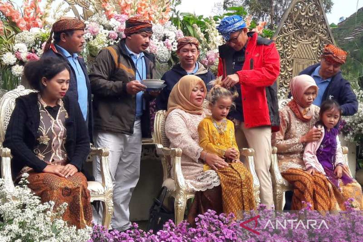 Sandiaga Uno potong rambut gimbal di Dieng