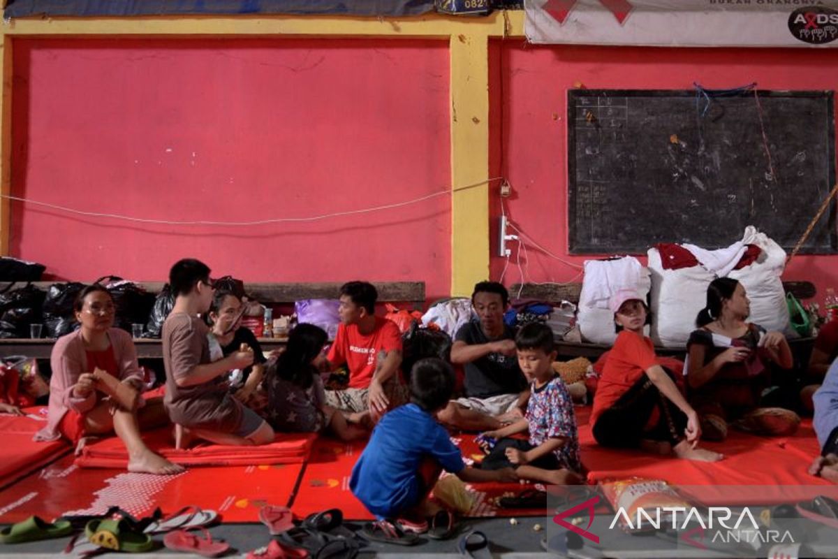 Pengungsi abrasi Pantai Amurang meningkat hampir 500 orang