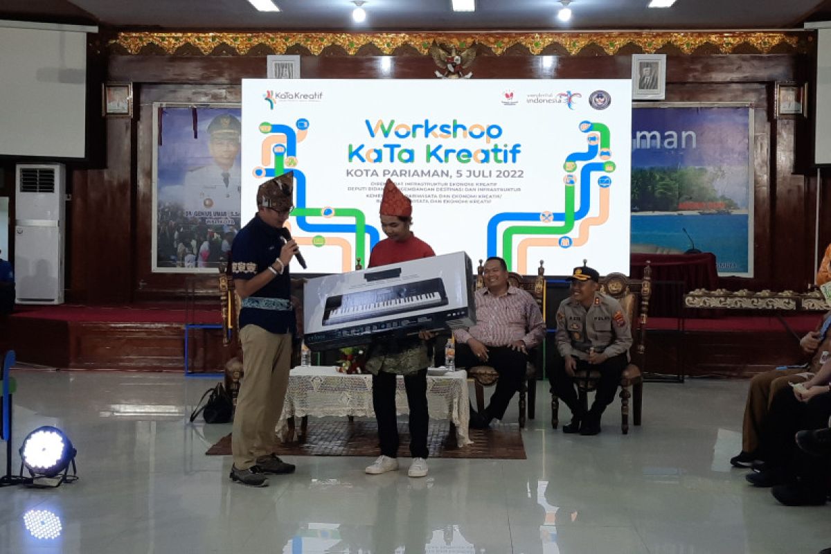 Menparekraf hadiahkan keyboard ke pemain talempong di Pariaman