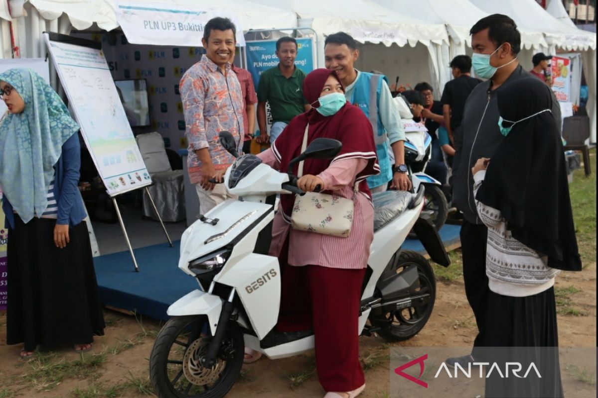 Kampanyekan motor listrik di ajang SBW 2022, booth PLN diserbu pengunjung