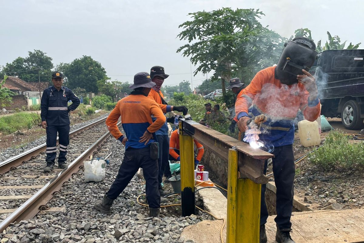 Kurangi kecelakaan di perlintasan sebidang, Divre IV Tanjungkarang tutup sejumlah perlintasan