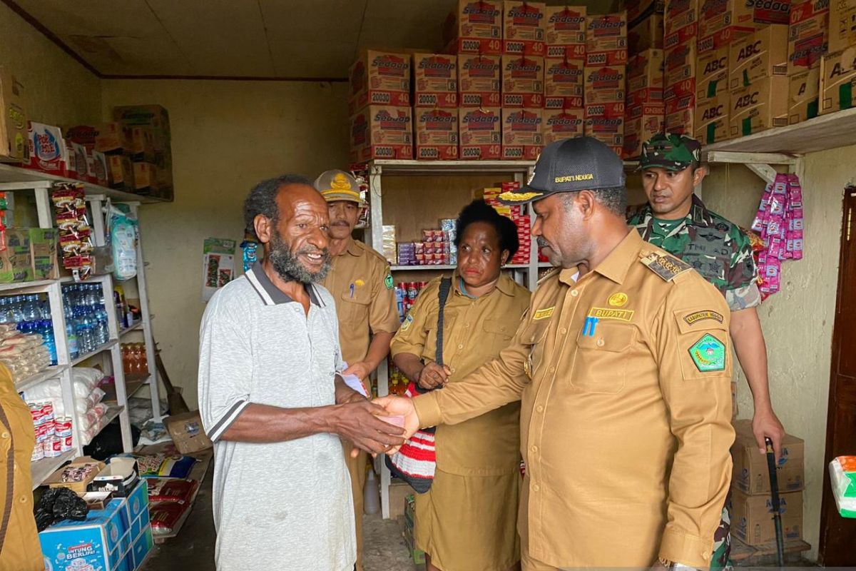 Bupati Nduga Namia bantu modal bagi pelaku usaha