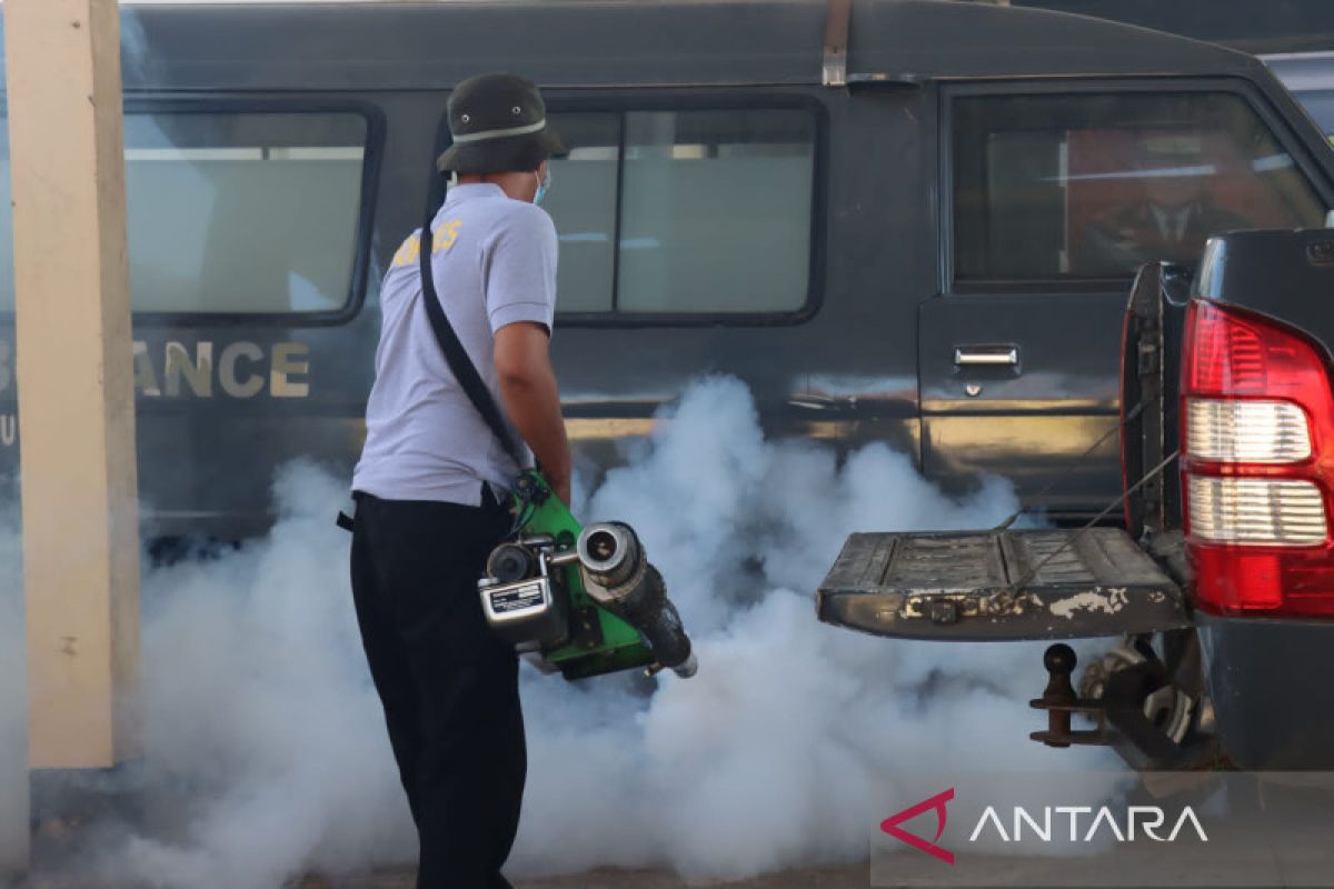 Polres Dompu bekerja sama Tim Dokter Kesehatan NTB lakukan 'Fogging" cegah DB