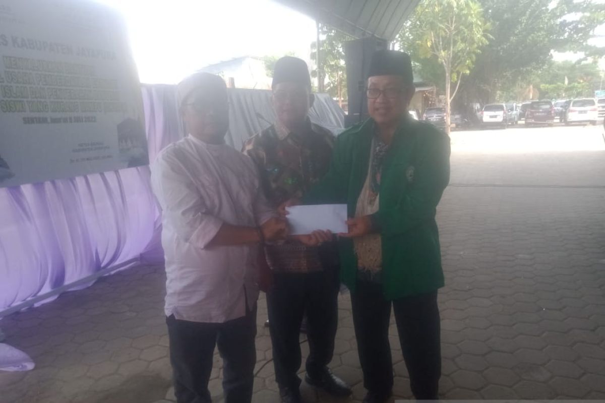 Baznas Jayapura salurkan bantuan dana zakat kepada 110 duafa