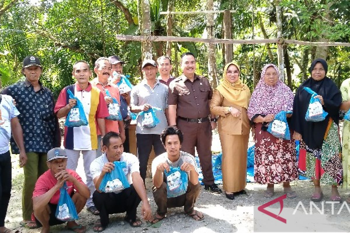 Anggota DPR RI ini serahkan sapi untuk warga Ridan Kampar