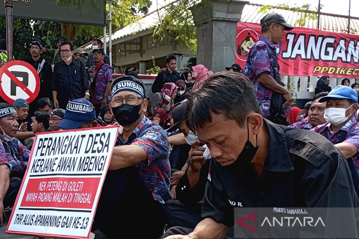 Perangkat desa se-Banyumas menuntut peningkatan kesejahteraan