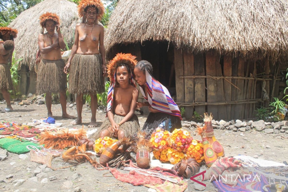 Bupati Jayawijaya ajak warga kembangkan wisata kolam ikan di Wiaima