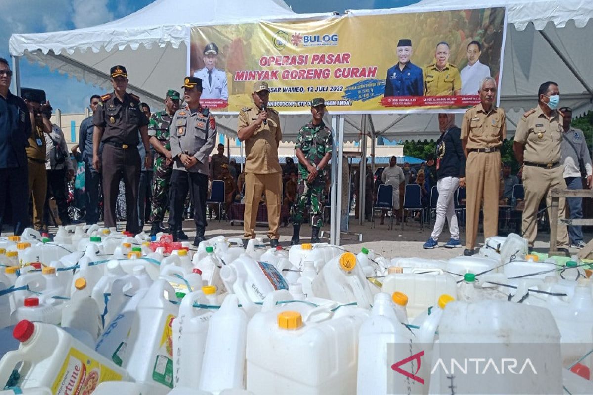 Bulog-Pemkot Baubau gelar operasi pasar minyak goreng curah